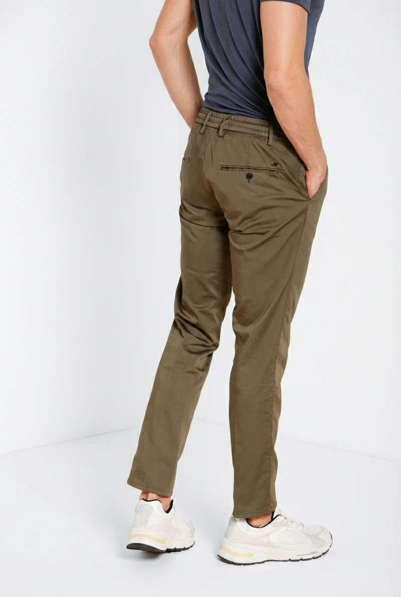 Milano Jogger Travel pantalon chino homme en satin technique travel stretch extra slim fit