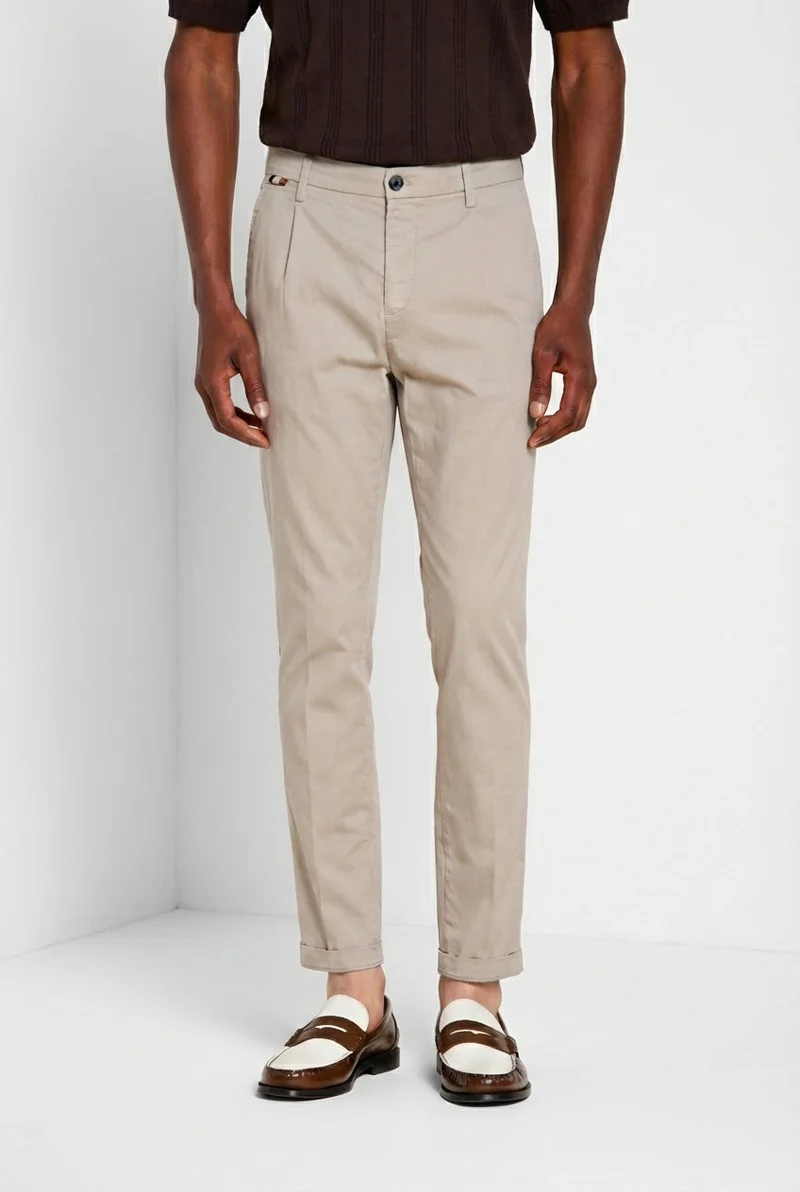 Osaka 1 Pinces pantalon chino homme en satin de coton et soie carrot fit ①