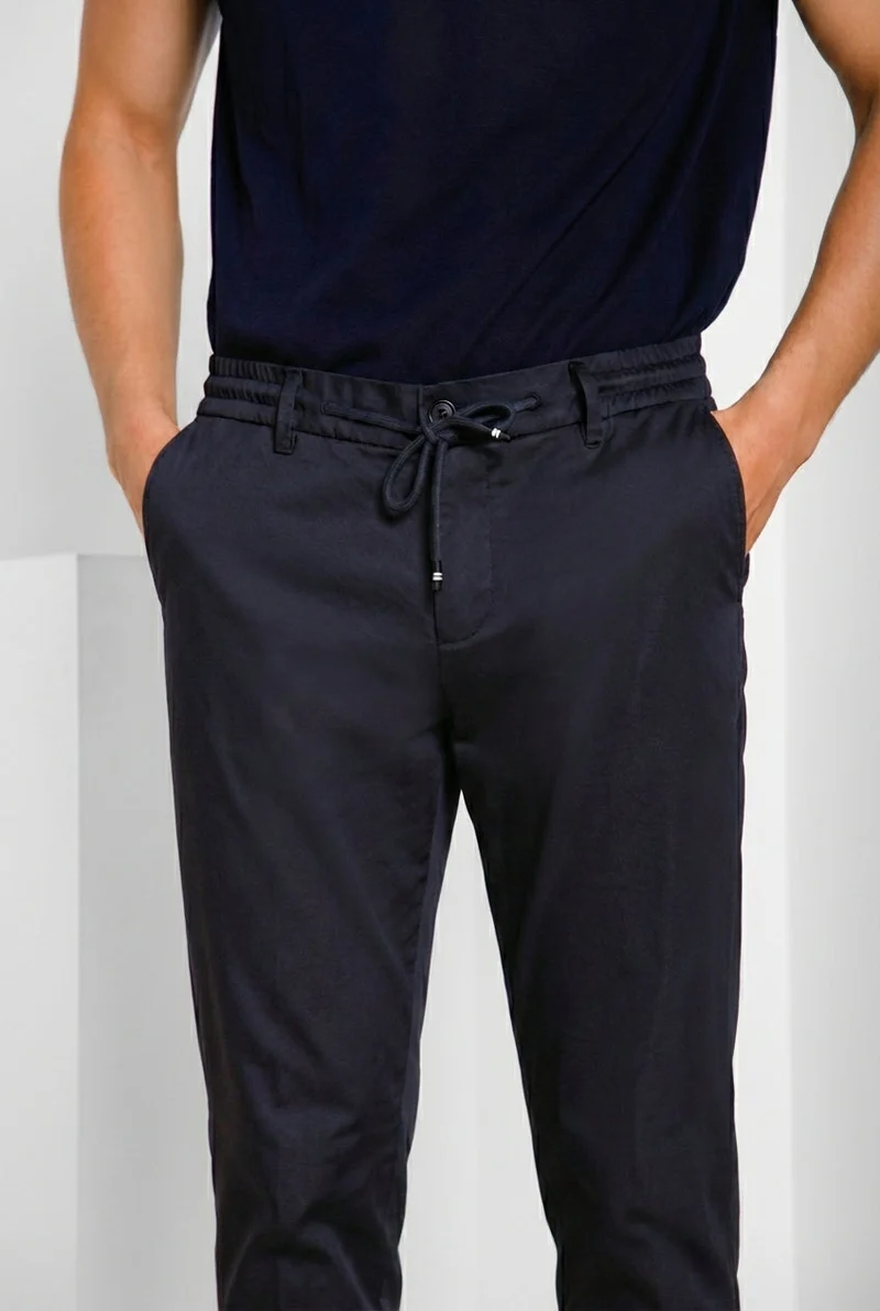 Milano Jogger Travel pantalon chino homme en satin technique travel stretch extra slim fit