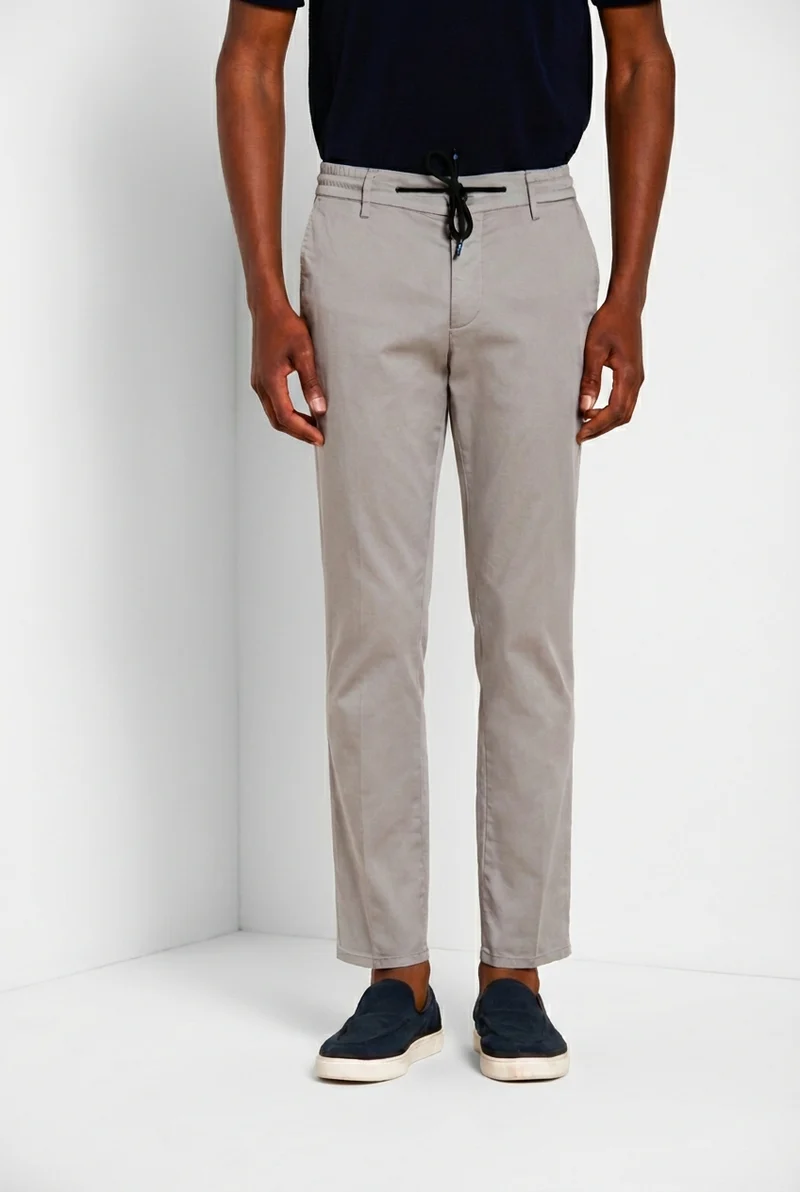 Milano Jogger Travel pantalon chino homme en satin technique travel stretch extra slim fit
