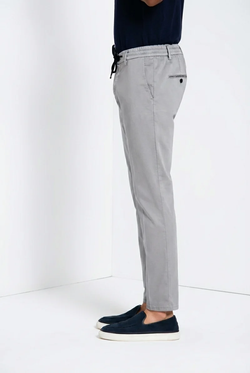 Milano Jogger Travel pantalon chino homme en satin technique travel stretch extra slim fit