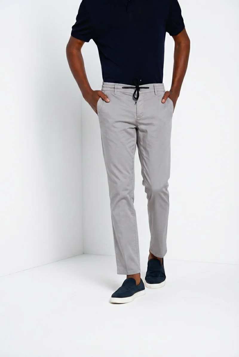 Milano Jogger Travel pantalon chino homme en satin technique travel stretch extra slim fit