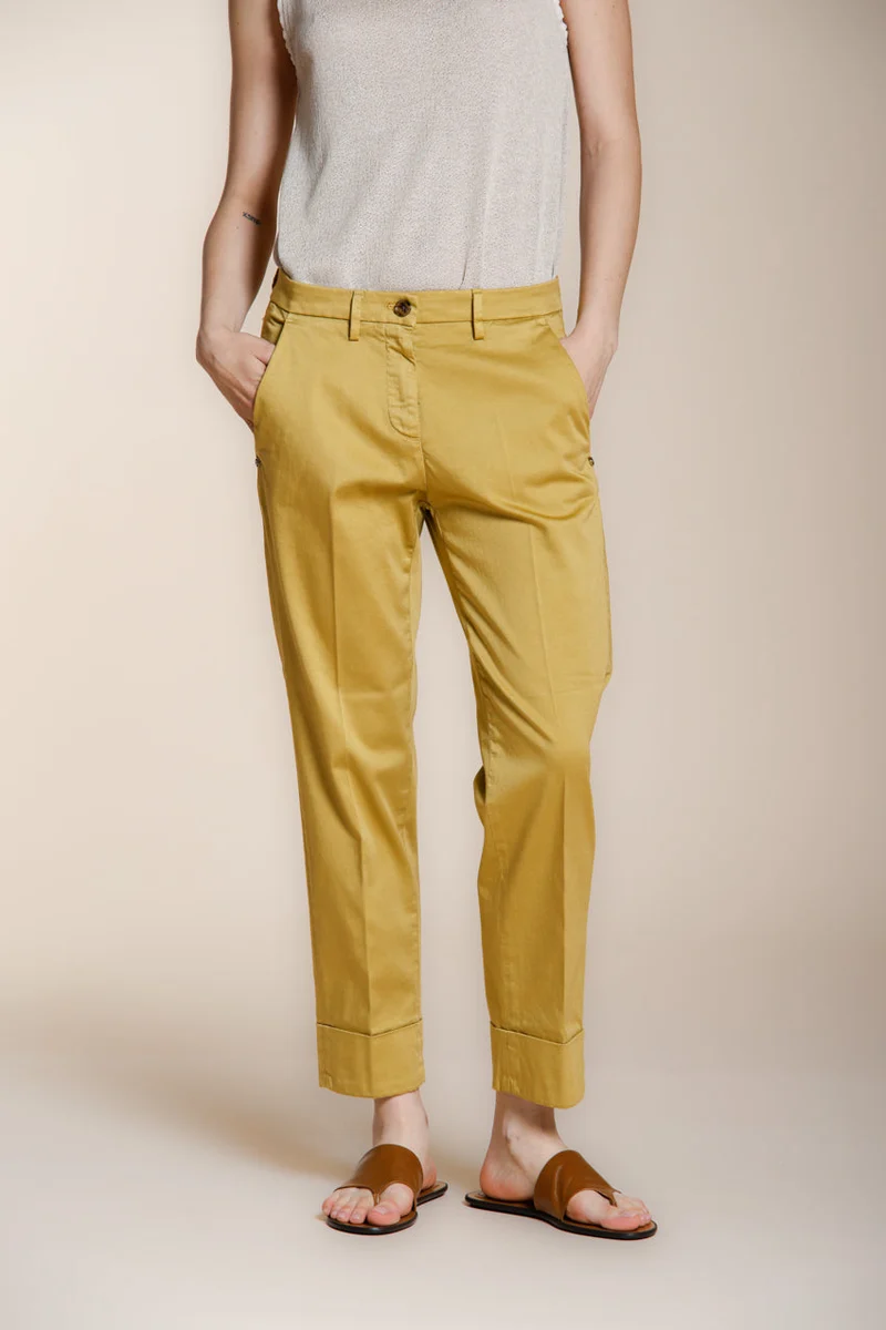 New York Carrot pantalon chino femme en satin stretch carrot fit ①
