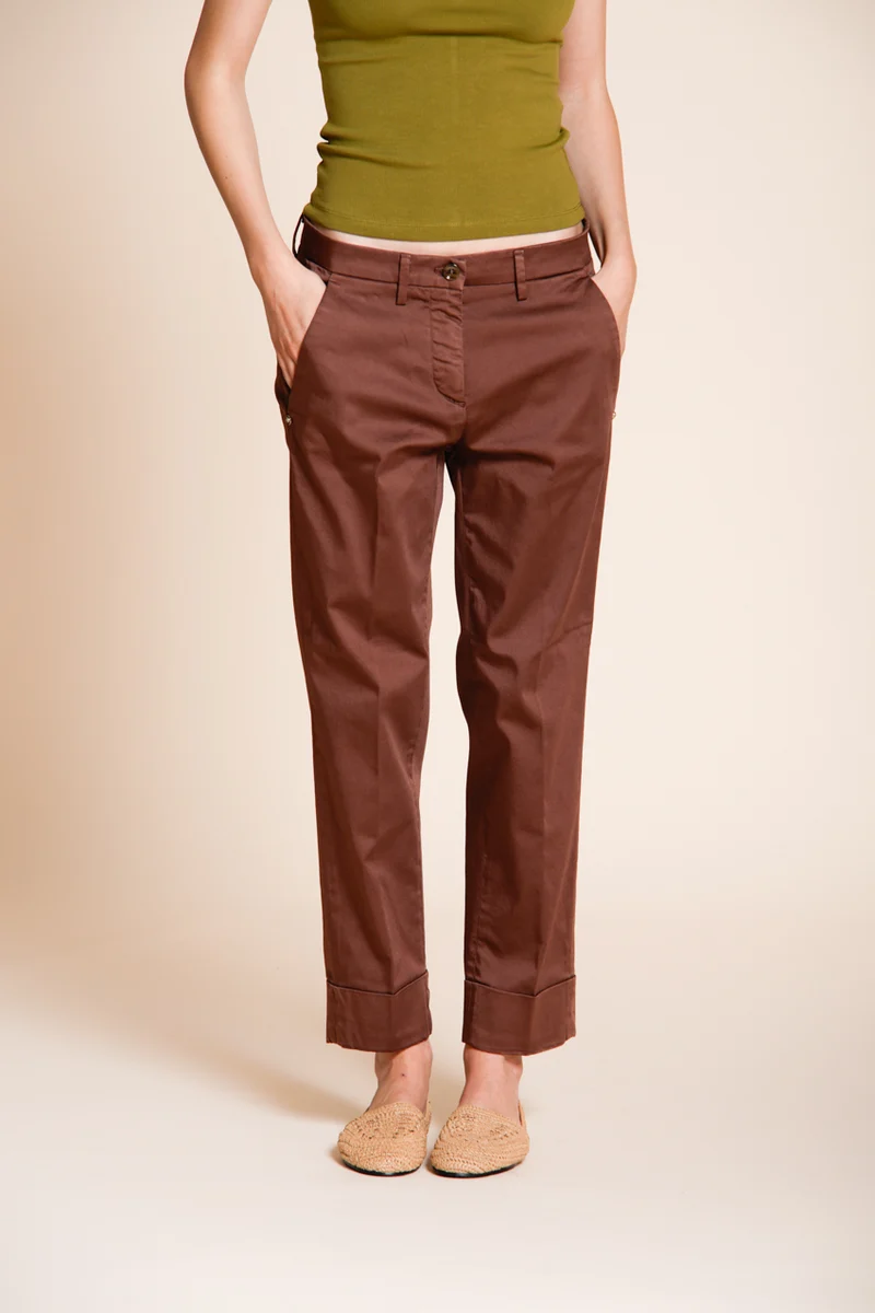 New York Carrot pantalon chino femme en satin stretch carrot fit ①