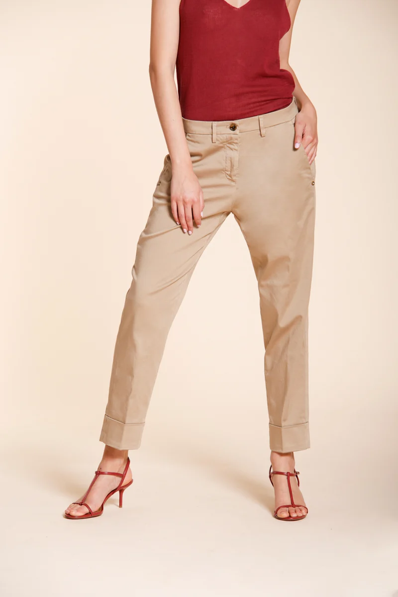 New York Carrot pantalon chino femme en satin stretch carrot fit ①