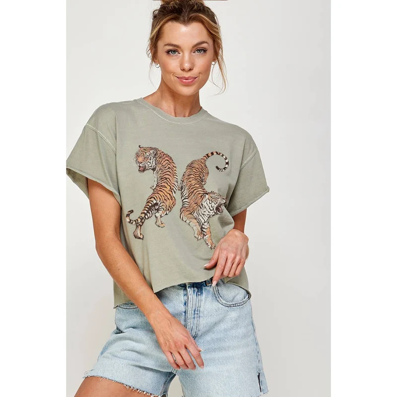 TWO TIGERS GRAPHIC CROP TOP: PEPPER / L