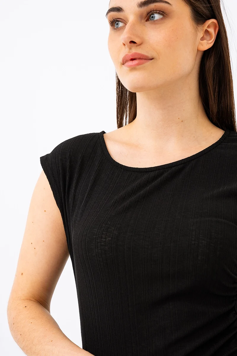 Le t-shirt uni à fronces