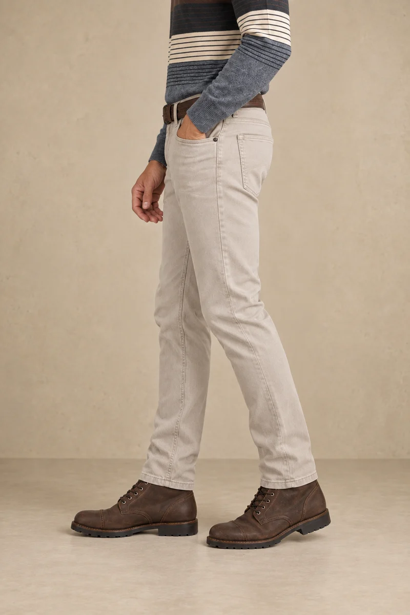 Le pantalon extensible style chino