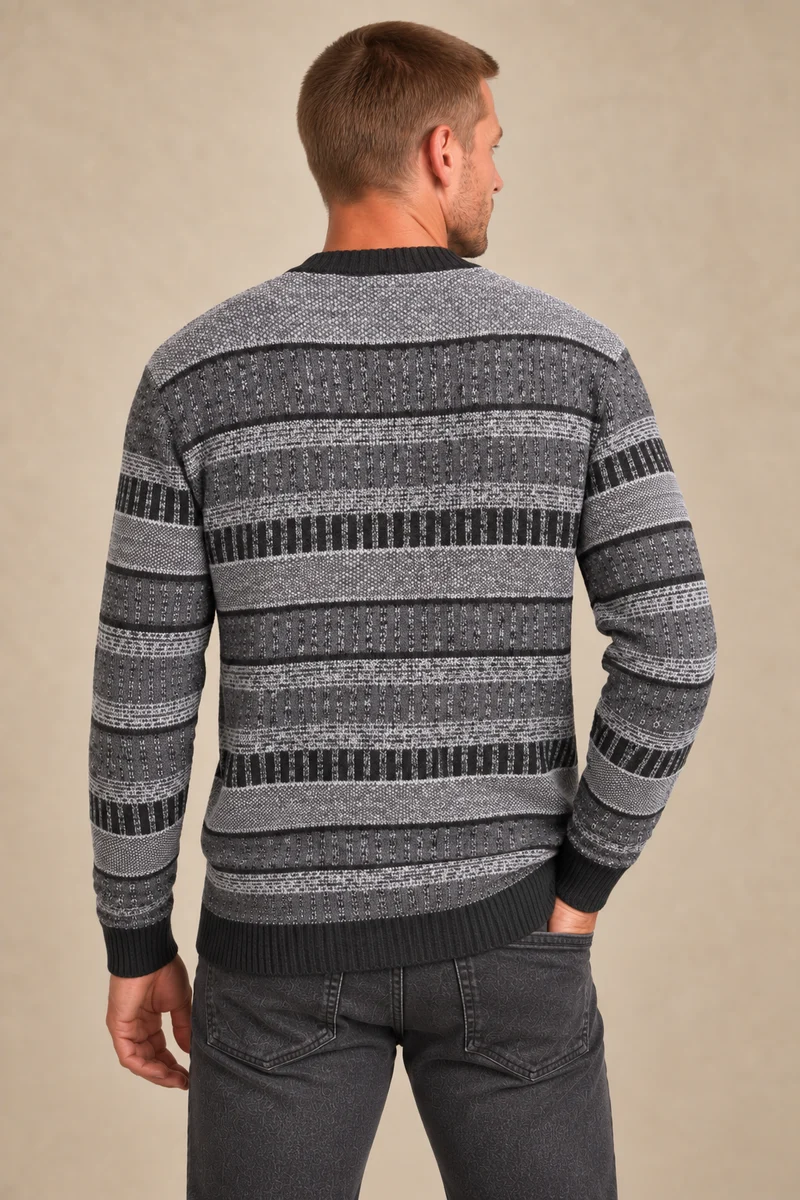Le chandail en tricot léger à rarures