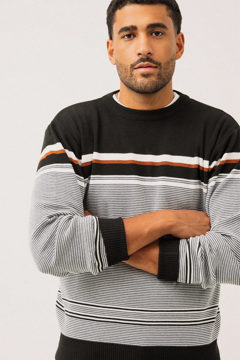 Le chandail en tricot léger rayé