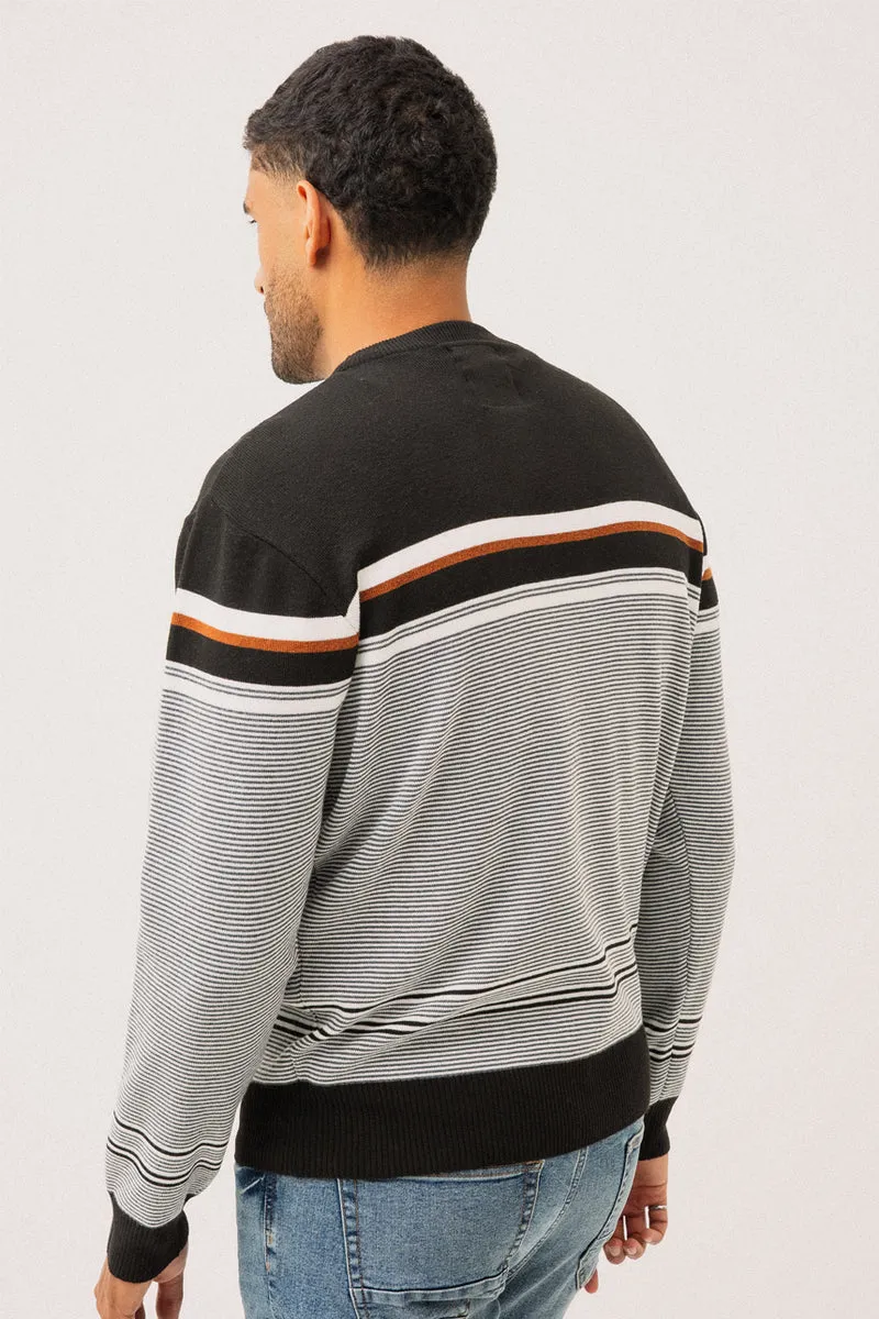 Le chandail en tricot léger rayé