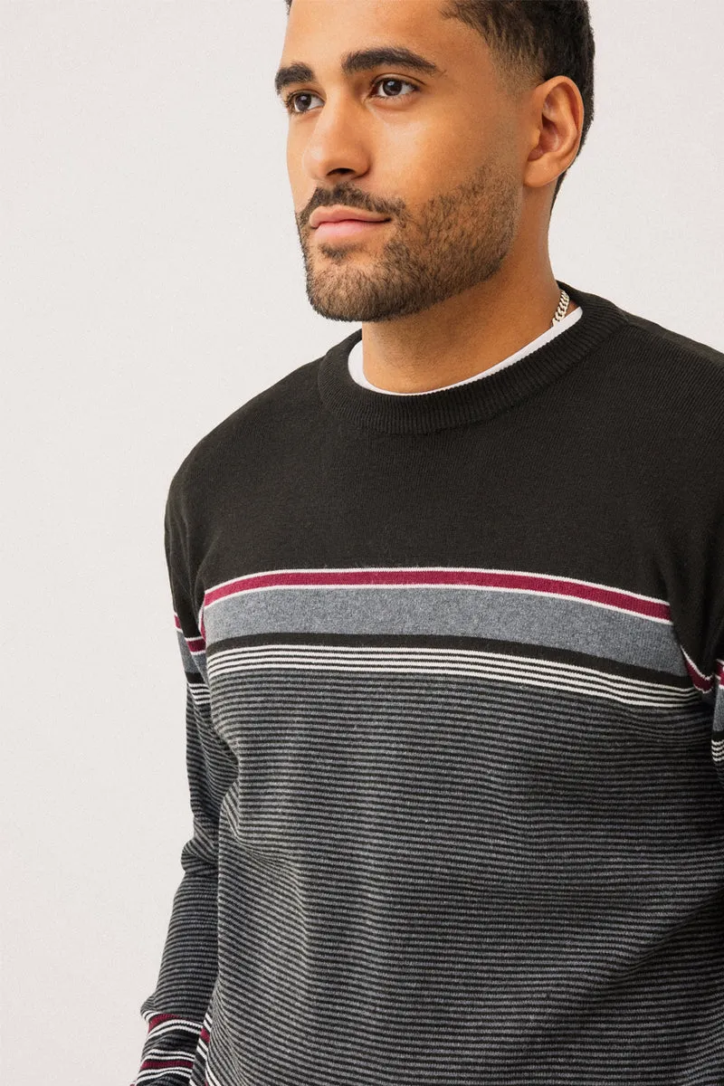 Le chandail en tricot léger rayé