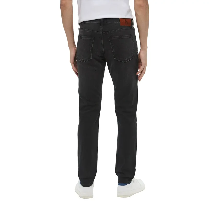 Jean délavé foncé par Calvin Klein