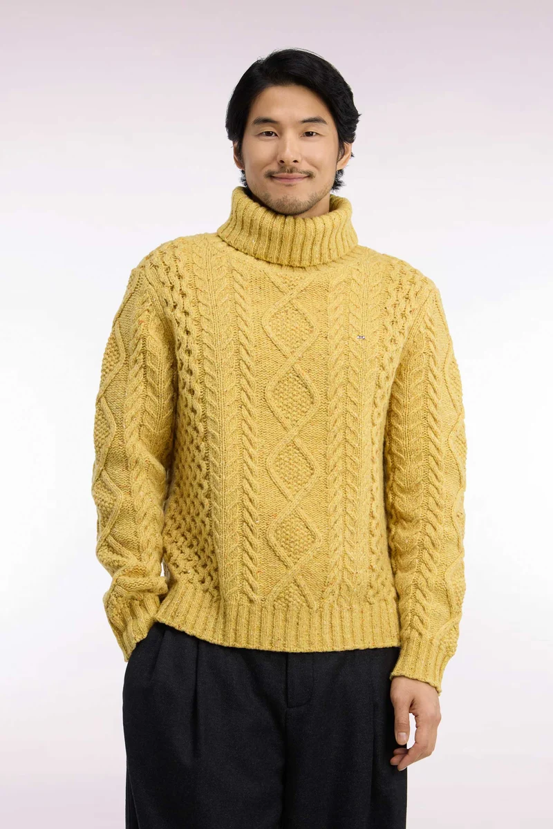 Pull à col roulé en maille torsadée jaune coupe droite