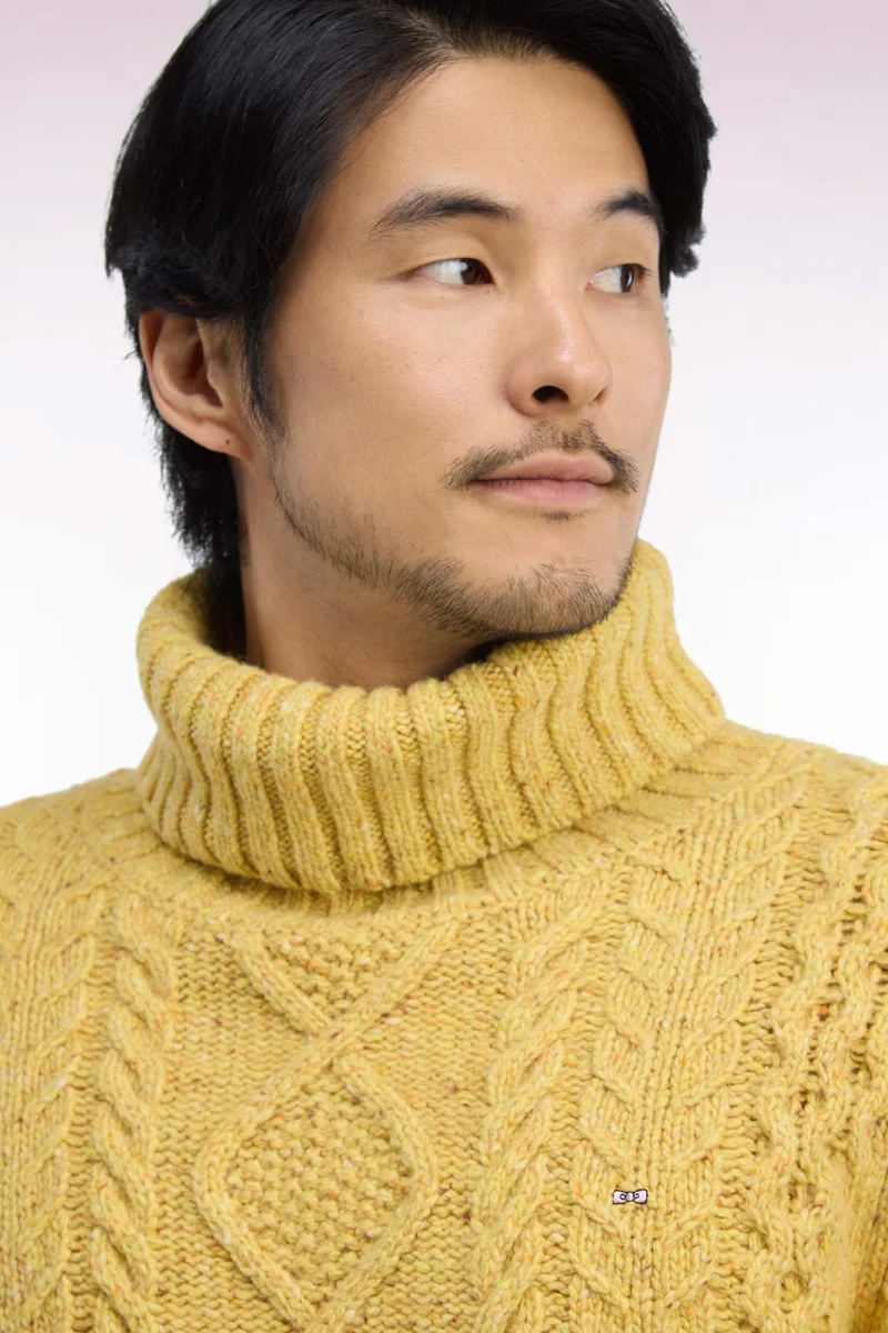 Pull à col roulé en maille torsadée jaune coupe droite