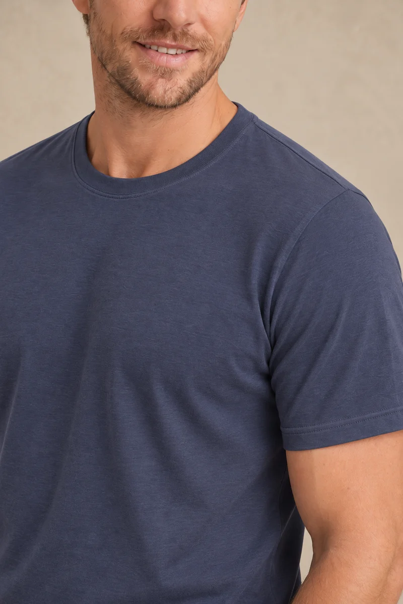 Le t-shirt uni à col rond