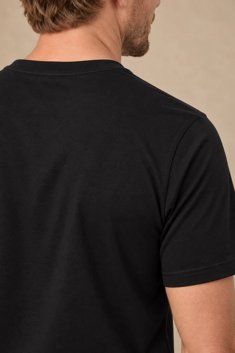 Le t-shirt uni à col rond