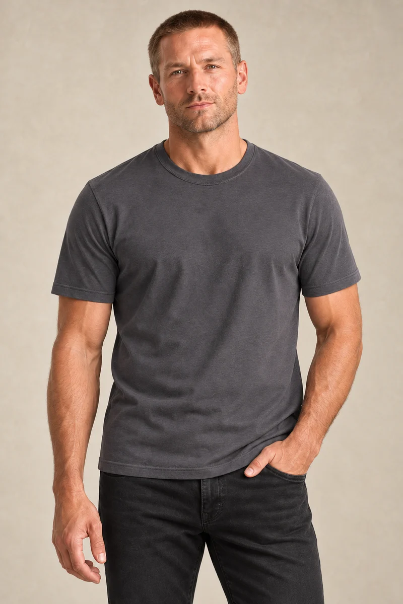Le t-shirt uni à col rond