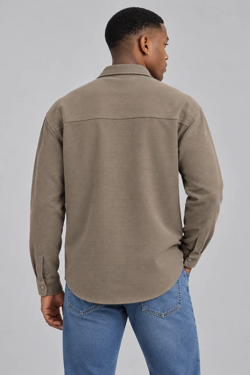 La chemise texturée à manches longues