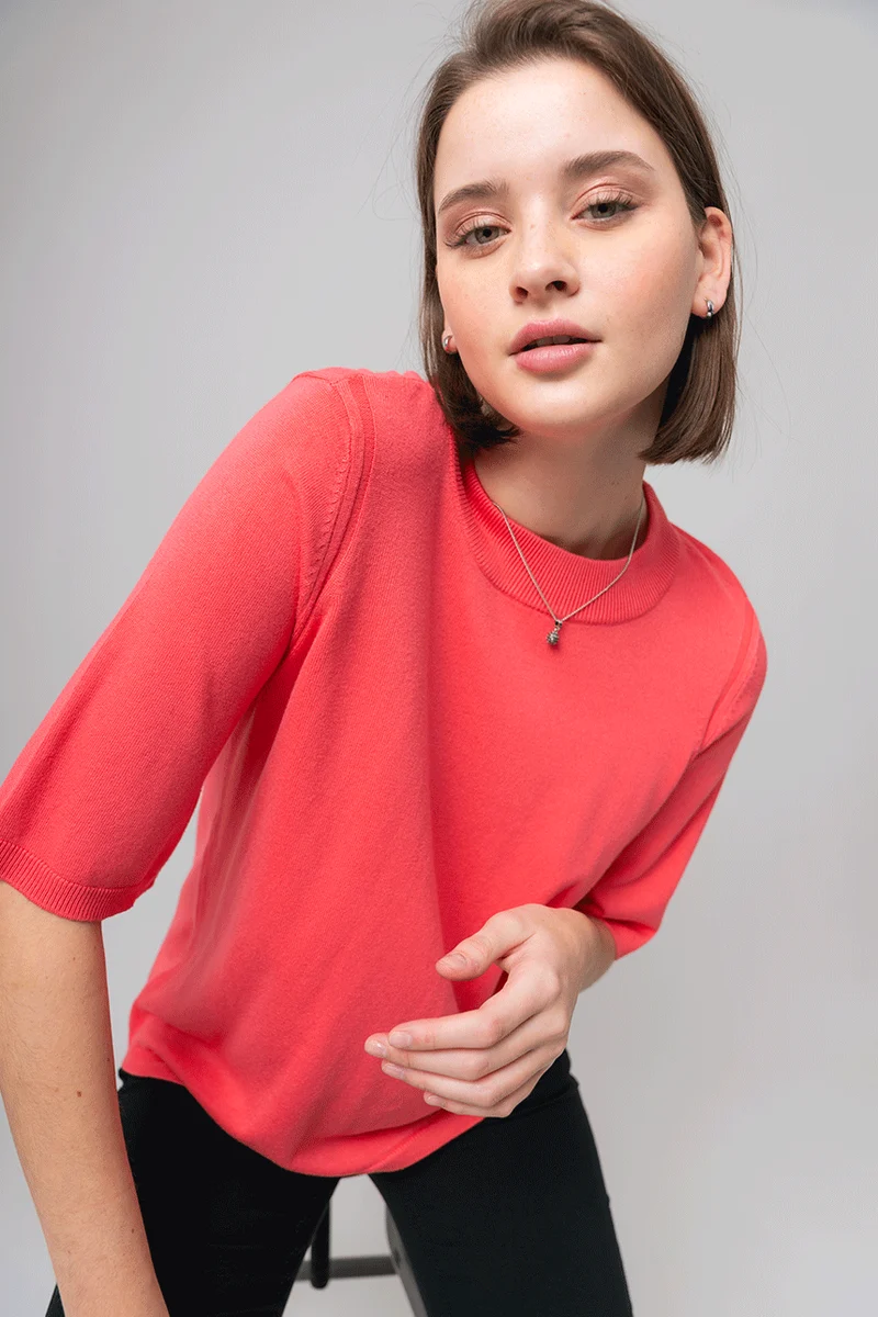 Le t-shirt en tricot léger manches courtes allongées