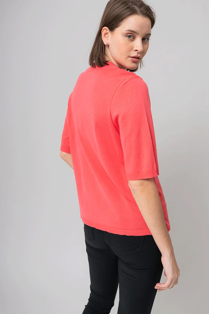 Le t-shirt en tricot léger manches courtes allongées