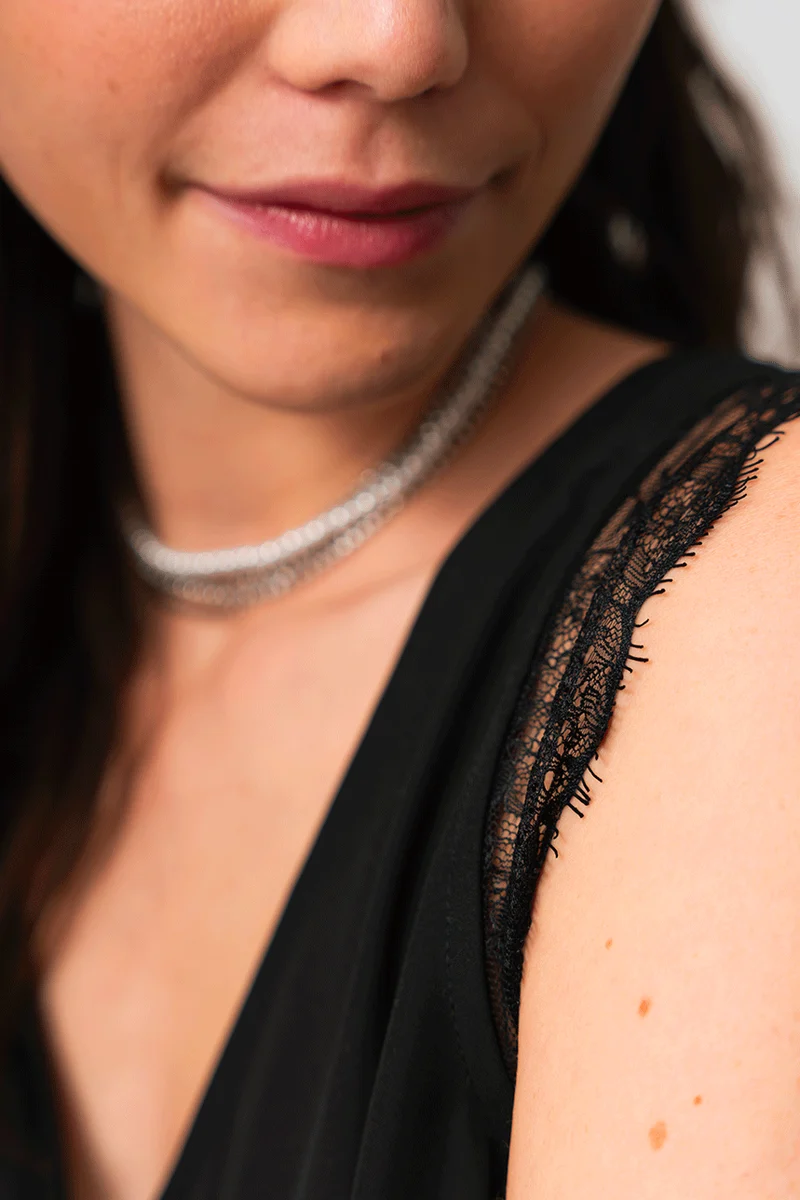 La blouse noire avec dentelle