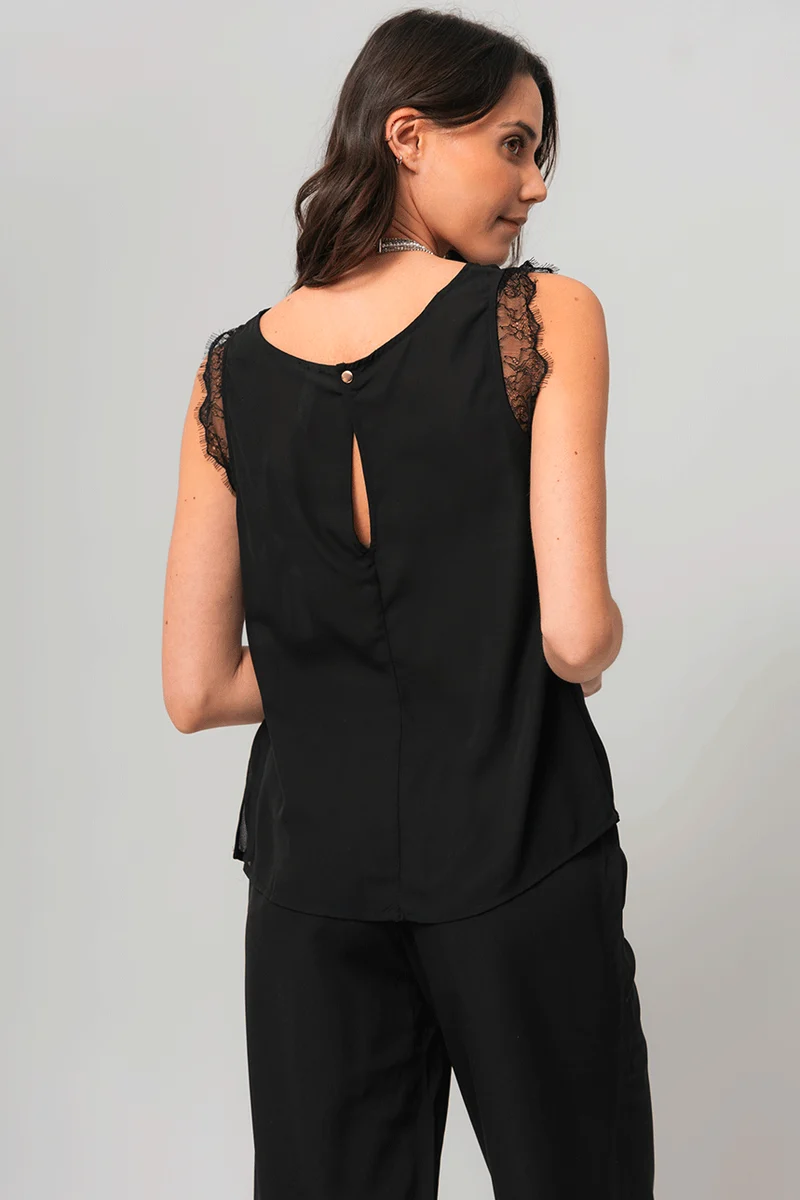 La blouse noire avec dentelle
