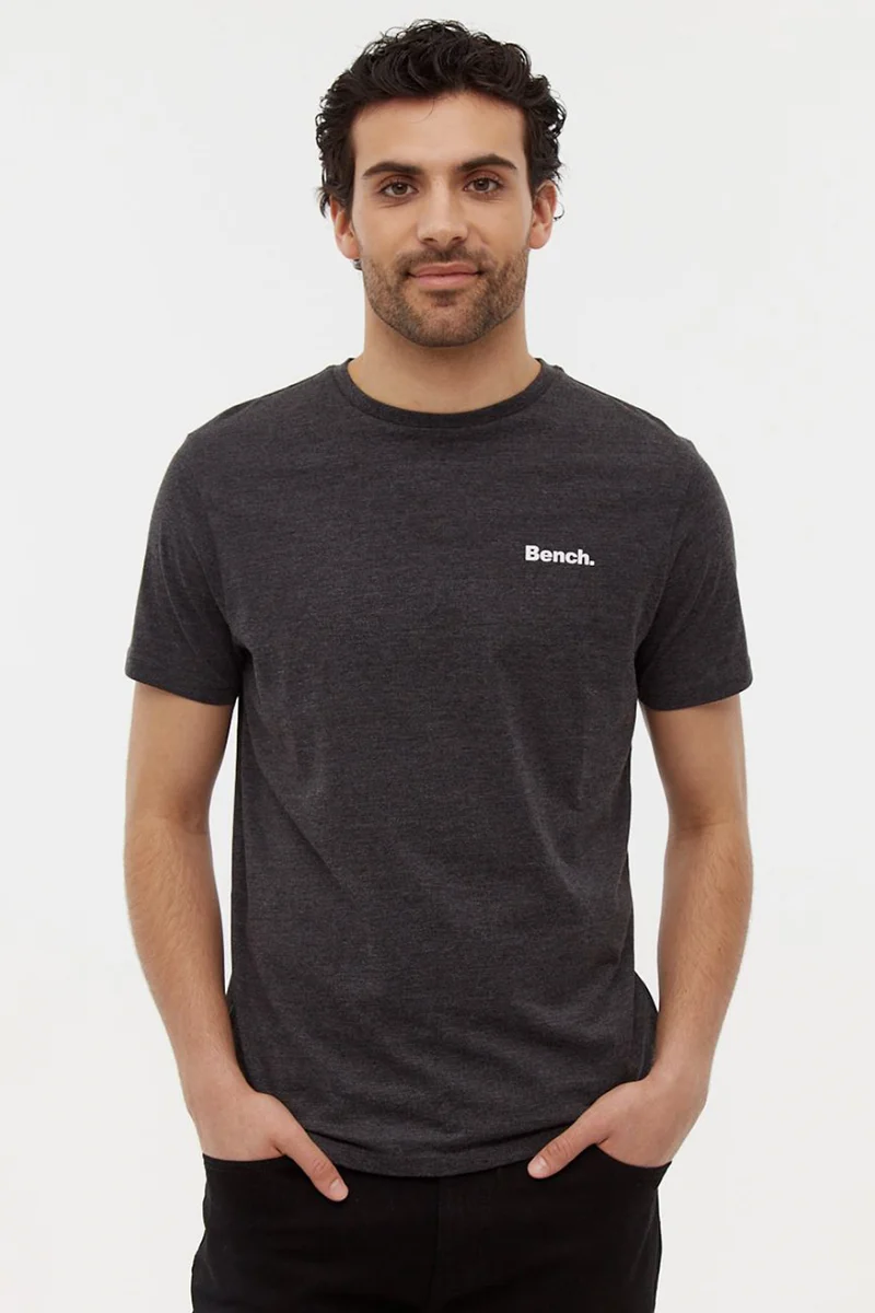 Le t-shirt uni avec logo Bench