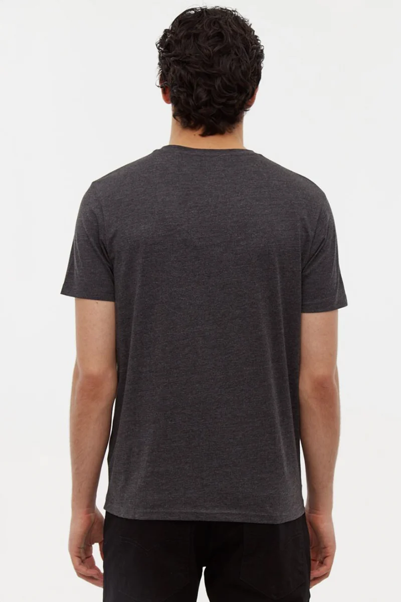 Le t-shirt uni avec logo Bench