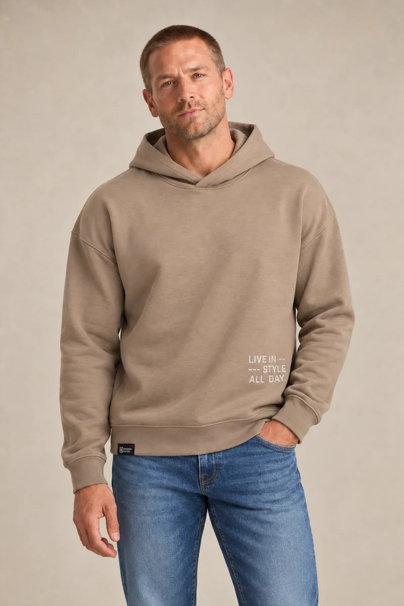 Le hoodie noir à imprimé graphique