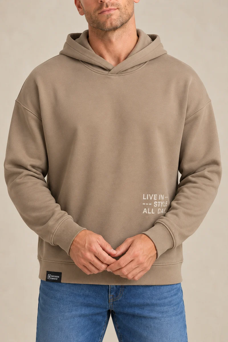 Le hoodie noir à imprimé graphique