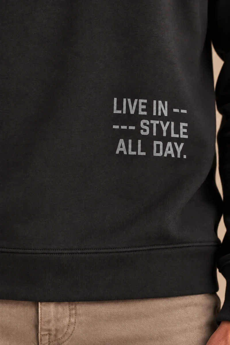 Le hoodie noir à imprimé graphique