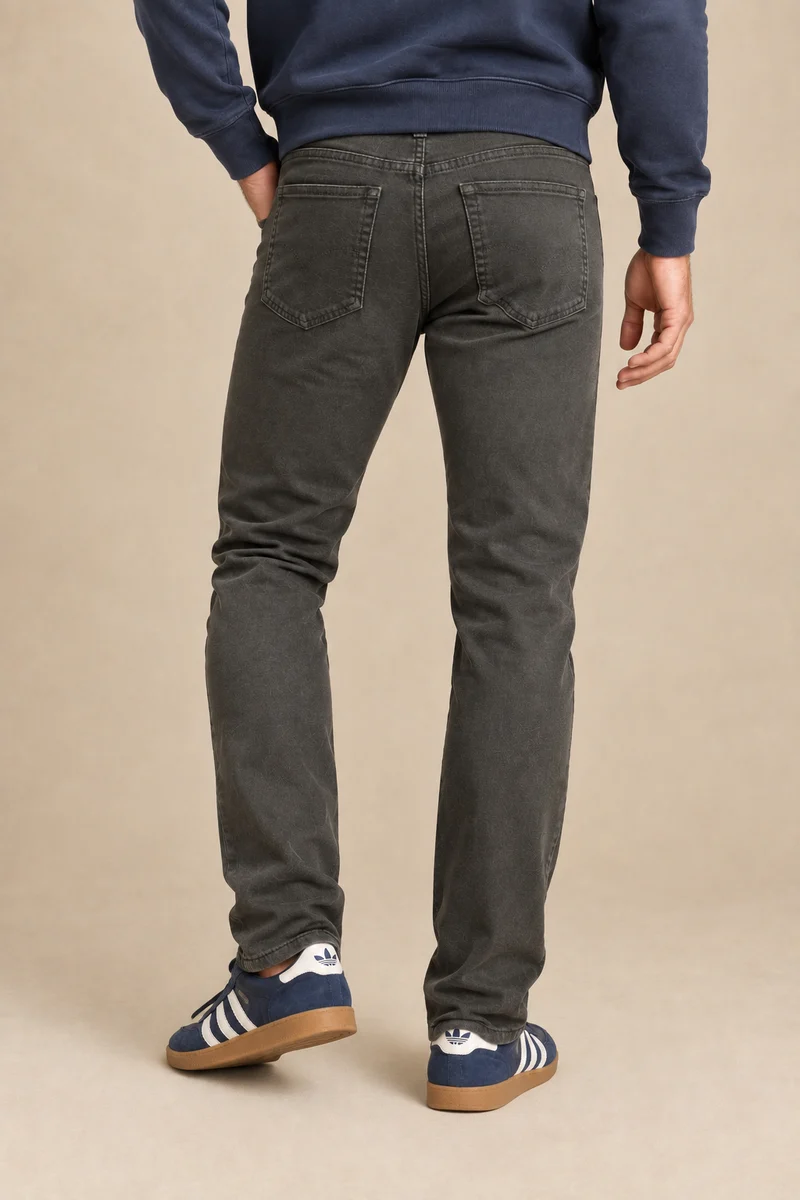 Le pantalon coupe classique de Projek Raw