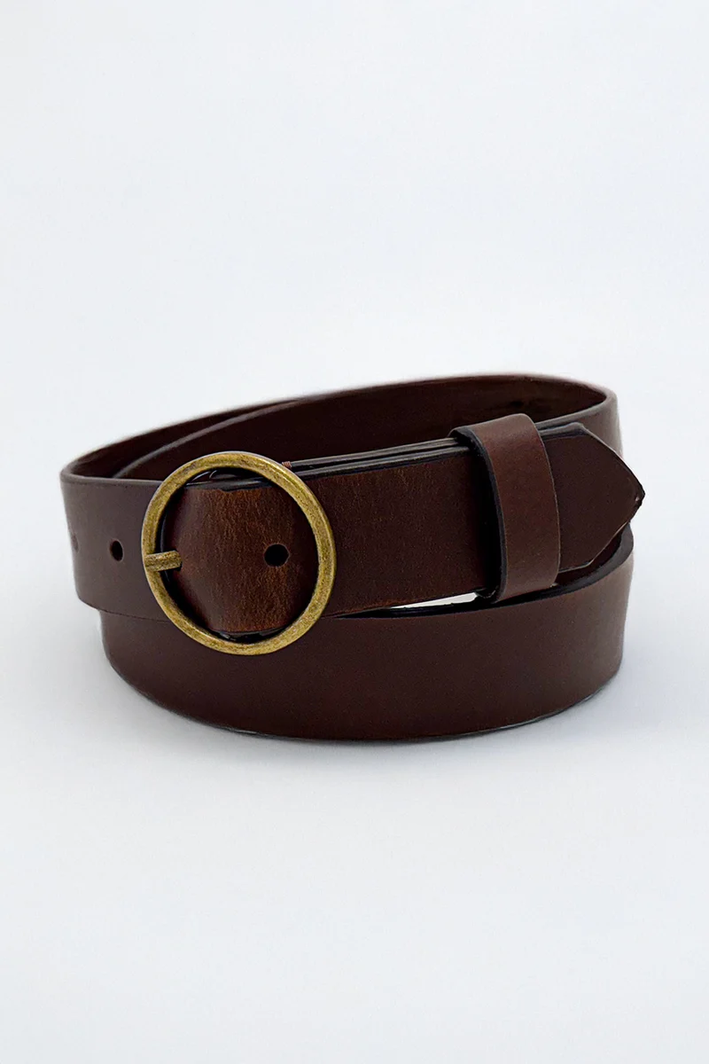 La ceinture en cuir classique avec boucle ronde en laiton brossé