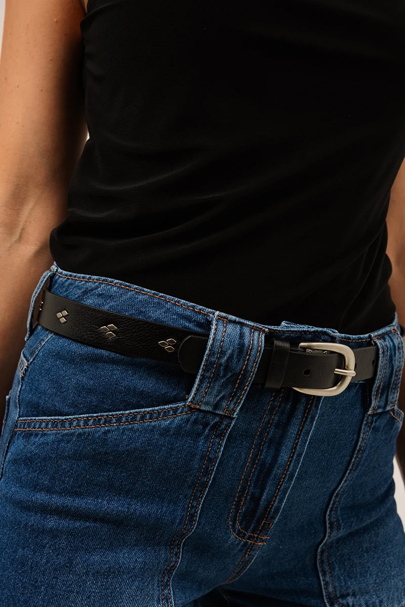 La ceinture en cuir mince avec rivets