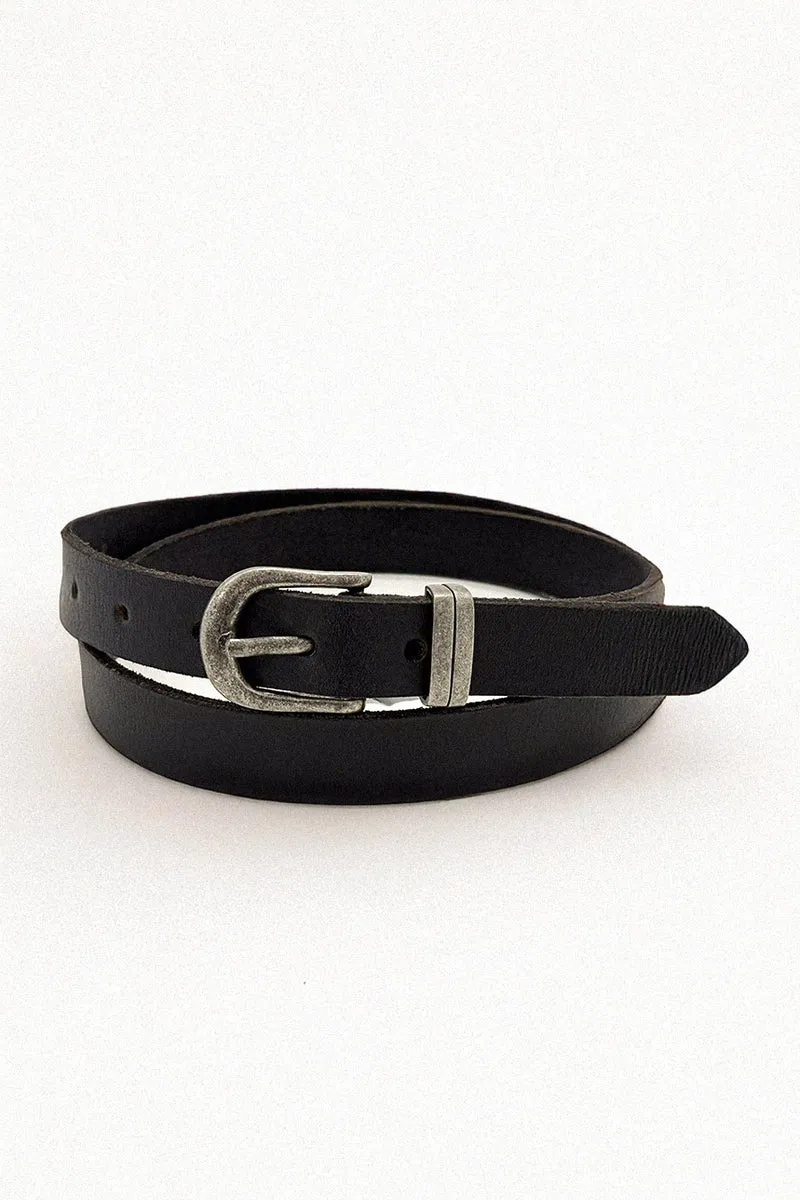 La ceinture en cuir mince avec double passant en métal