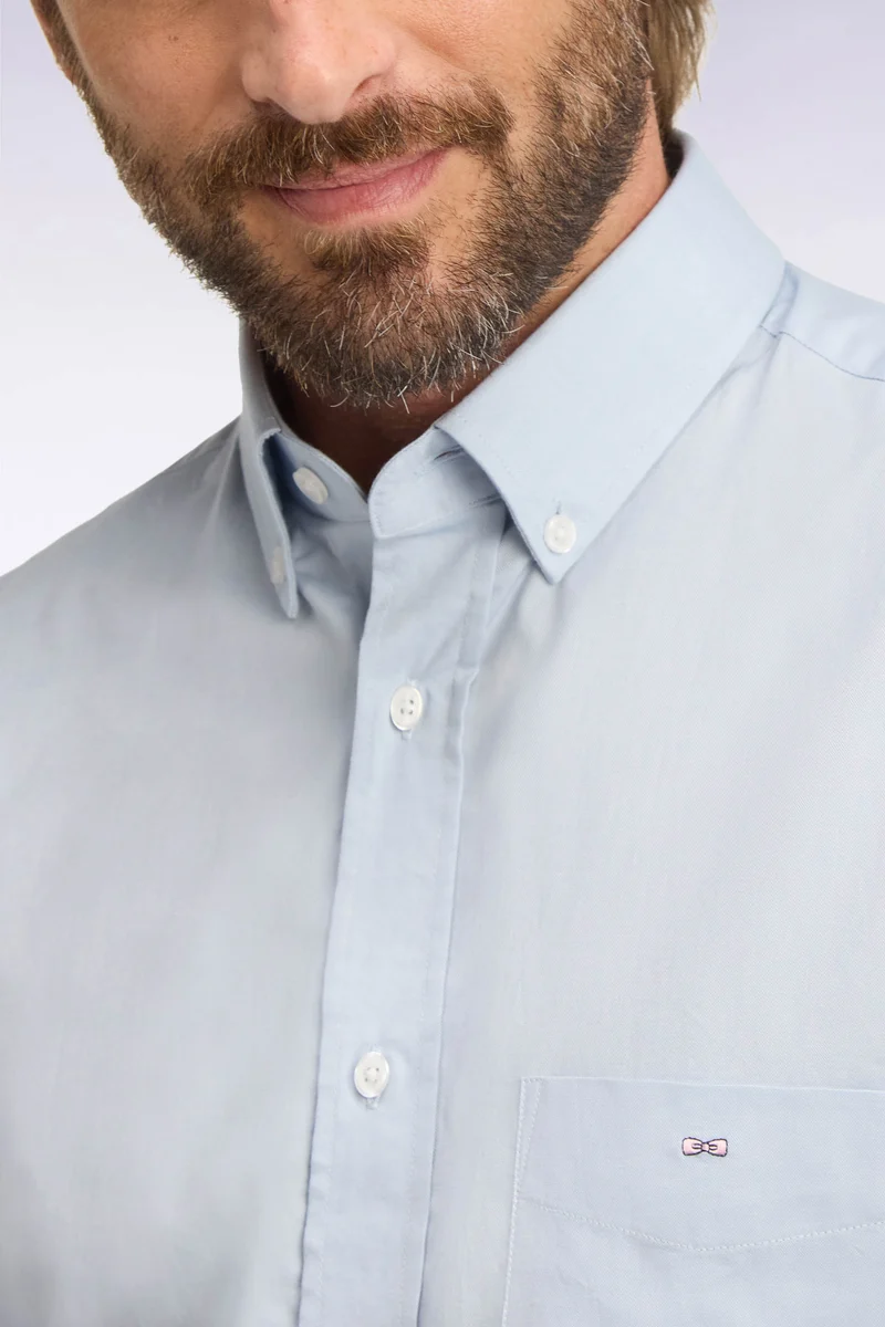 Chemise unie en coton bleu ciel coupe droite