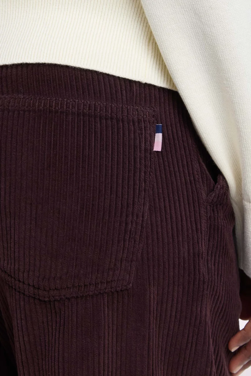 Pantalon en velours côtelé marron coupe droite
