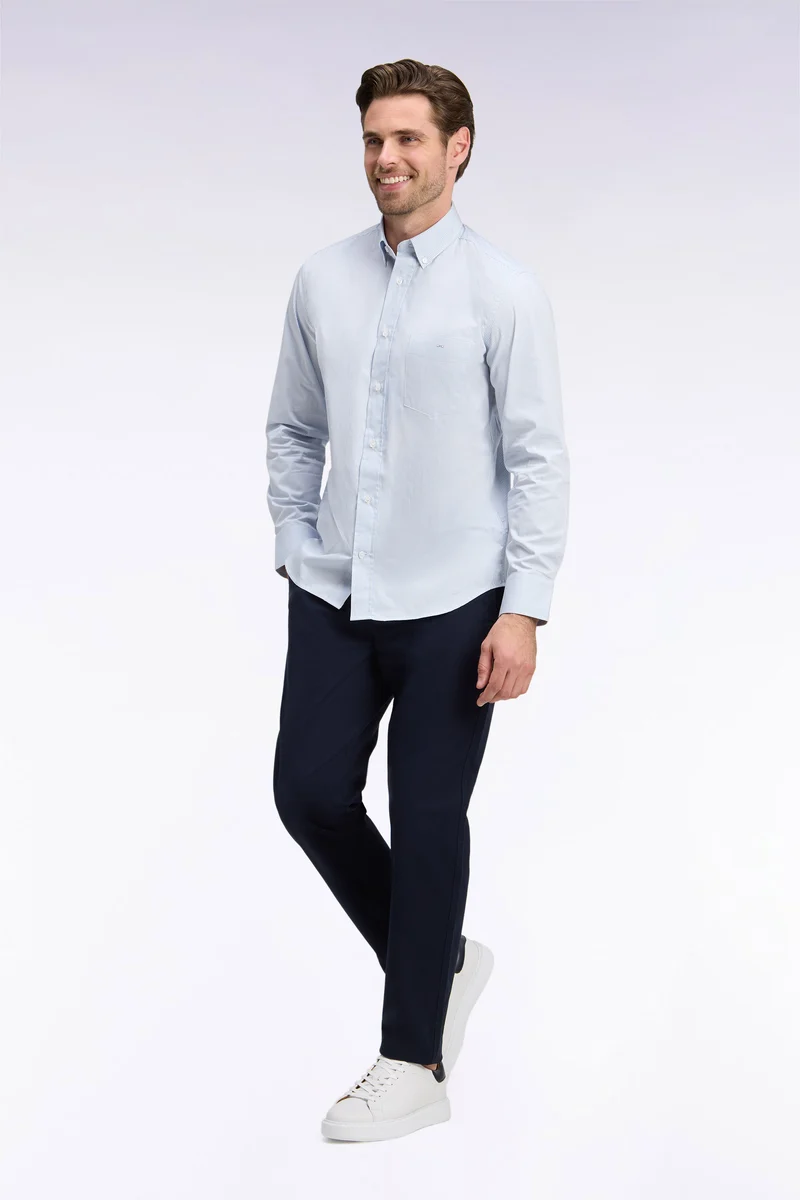 Chemise en coton blanc à fines rayures ciel coupe droite