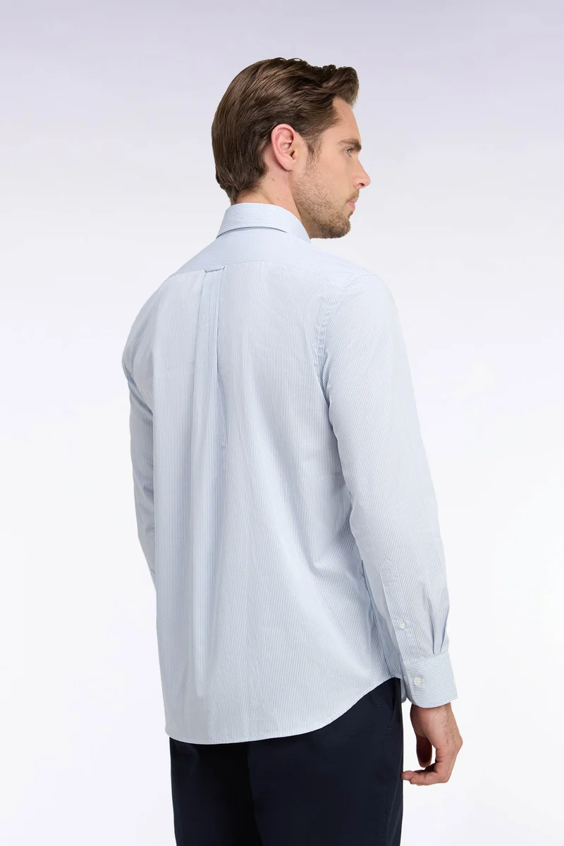 Chemise en coton blanc à fines rayures ciel coupe droite