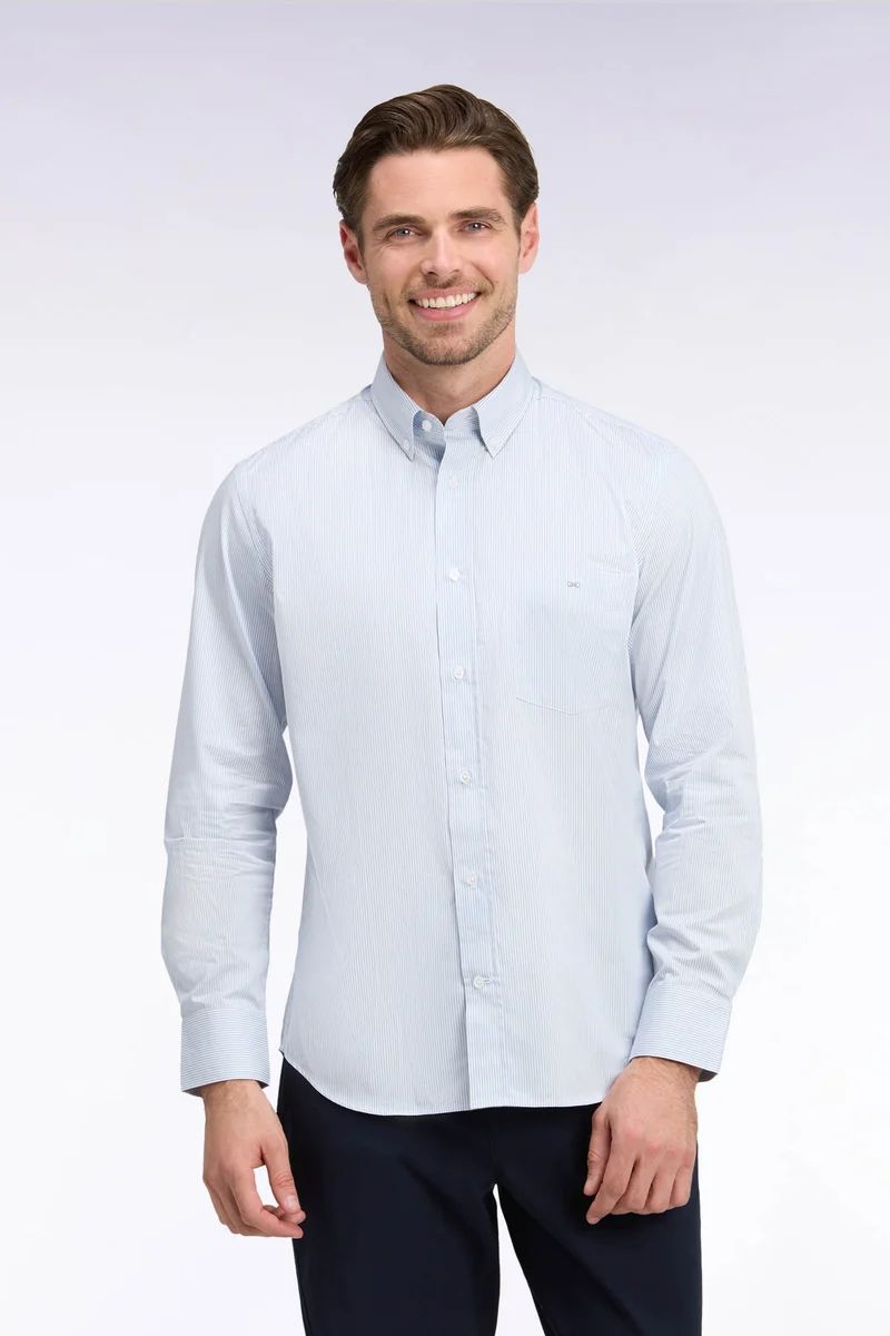 Chemise en coton blanc à fines rayures ciel coupe droite