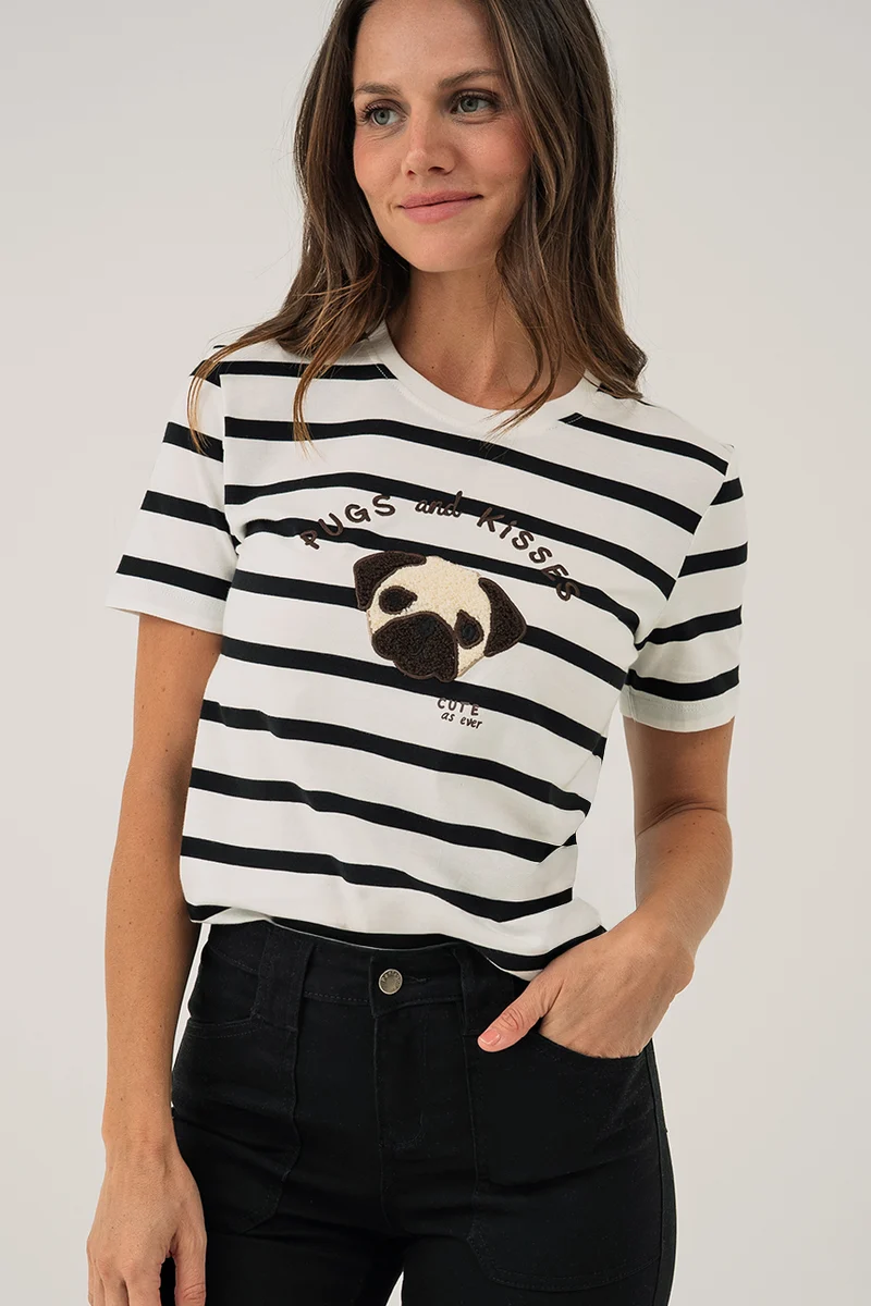 Le t-shirt rayé blanc et noir avec broderie de chien