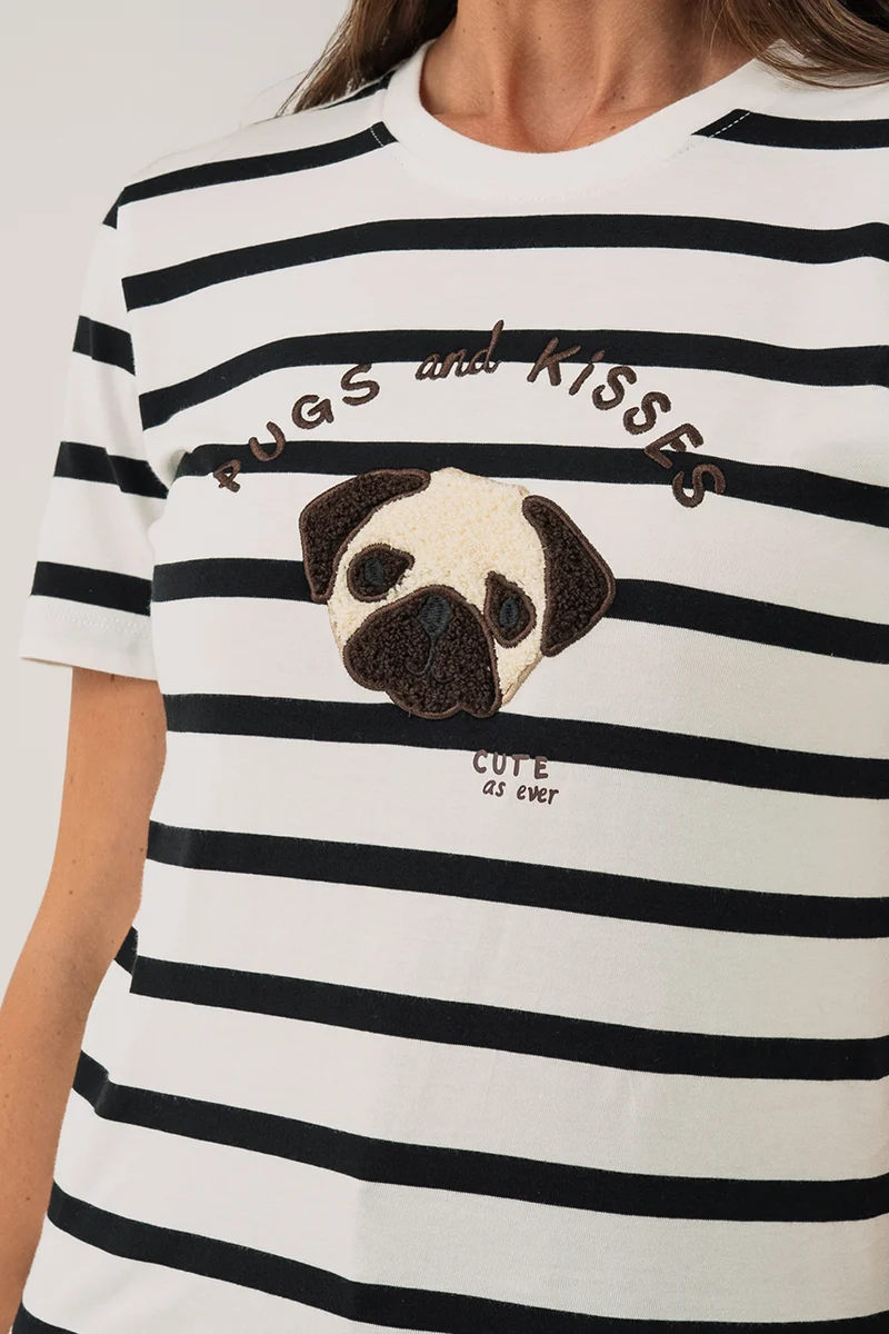 Le t-shirt rayé blanc et noir avec broderie de chien