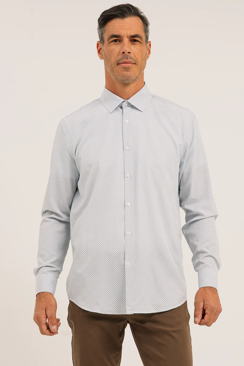 La chemise blanche imprimée à motif quadrillé