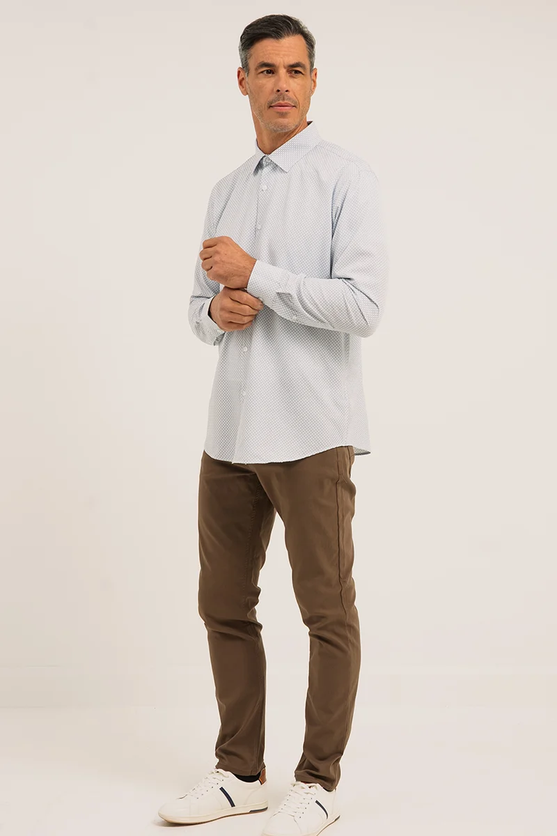 La chemise blanche imprimée à motif quadrillé