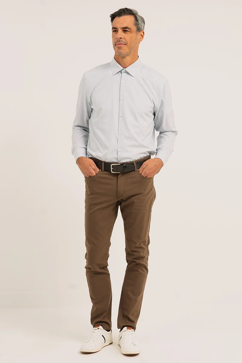La chemise blanche imprimée à motif quadrillé