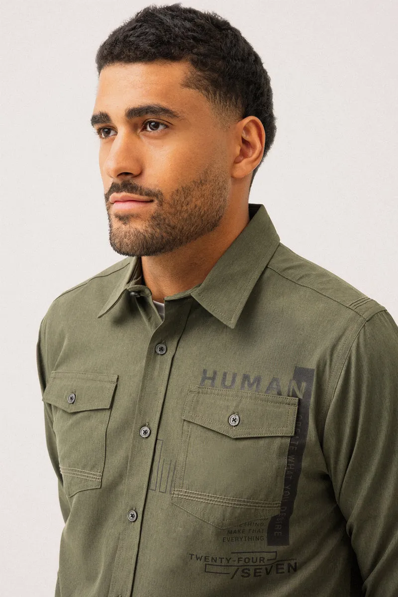 La chemise imprimée à l’avant à la poche gauche