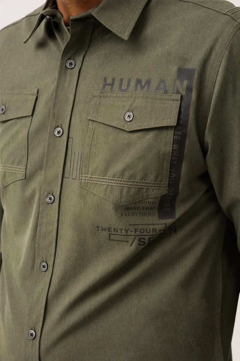 La chemise imprimée à l’avant à la poche gauche