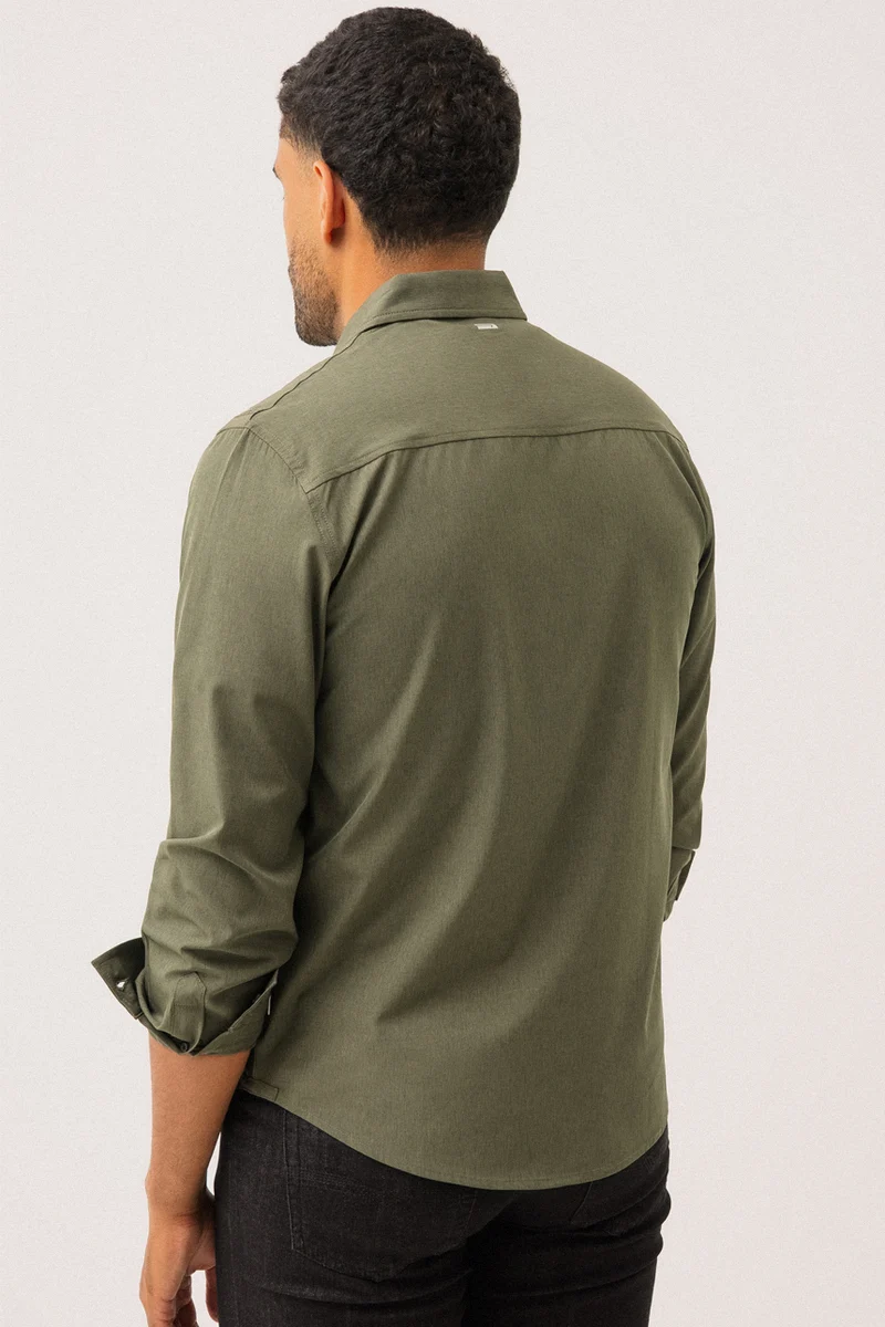 La chemise imprimée à l’avant à la poche gauche