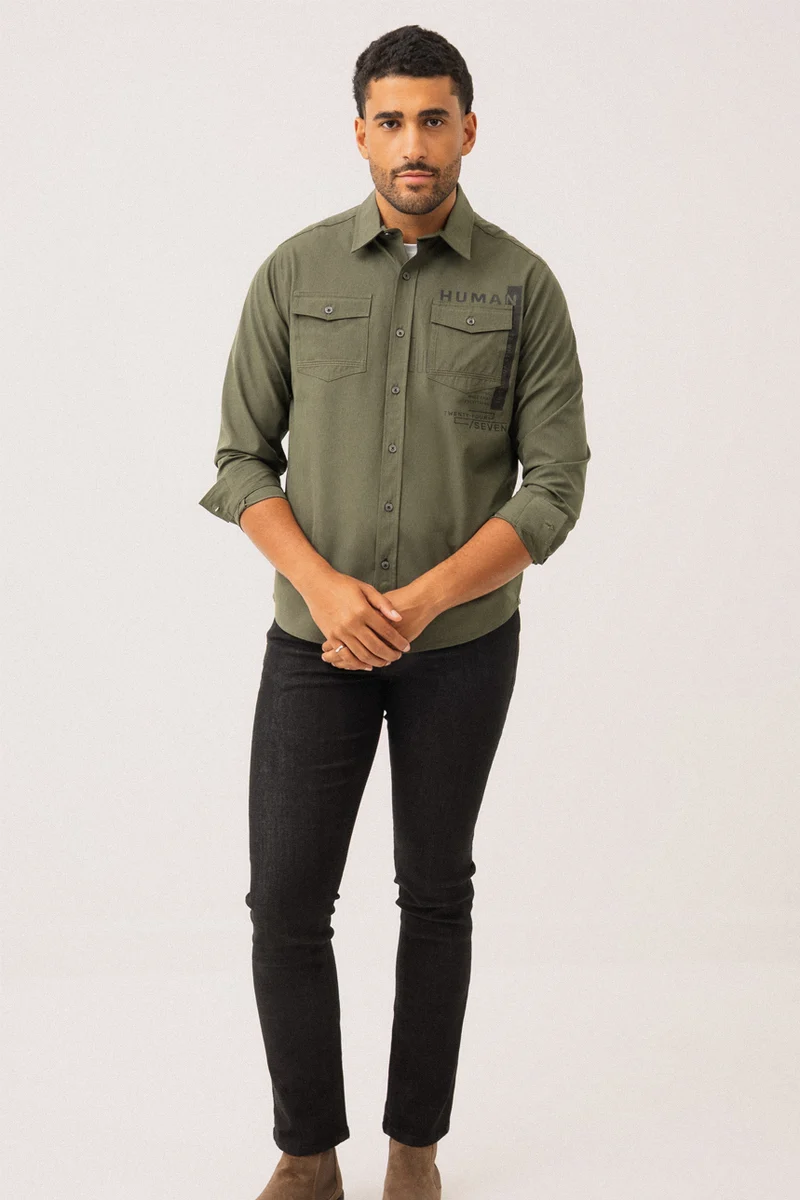 La chemise imprimée à l’avant à la poche gauche